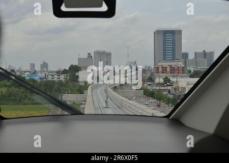 Bangkok, Thaïlande. 10th juin 2023. Remplir 1 semaines de masse Rapid Transit Authority of Thailand (MRTA) et de concessionnaires privés, ouvert au public pour tester le service de course de la ligne jaune MRT (Saddle Monorail), dans la phase initiale, avec 13 stations de la gare de Lat Phrao, Bangkok - station Samrong, province de Samut Prakan. Le projet MRT Yellow Line (Lat Phrao-Samrong) est le premier système de monorail à cheval sur la structure surélevée de la Thaïlande. (Credit image: © Teera Noisakran/Pacific Press via ZUMA Press Wire) USAGE ÉDITORIAL SEULEMENT! Non destiné À un usage commercial ! Banque D'Images