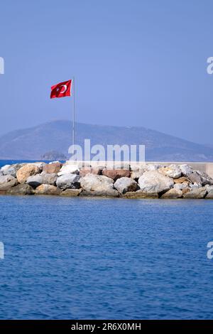 Drapeau turc sur les rochers au bord de la mer en une journée ensoleillée Banque D'Images