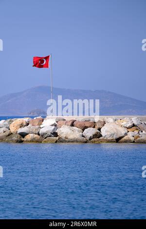 Drapeau turc sur les rochers au bord de la mer en une journée ensoleillée Banque D'Images