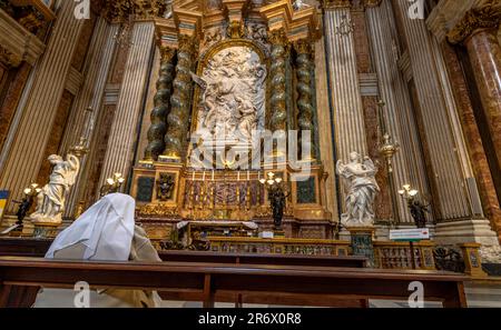 Une nonne assise à l'alter dans l'église de Saint Ignace de Loyola, Rome, Italie Banque D'Images