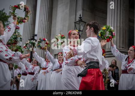 Londres, Royaume-Uni. 11th juin 2023. Mars annuel de la fête ukrainienne de Vyshyvanka. Prolisok Ukrainian Dance ensemble, basé à Londres, se produit près de Wellington Arch. Vyshyvanka est la robe traditionnelle brodée qui démontre l'adhésion à l'idée d'identité nationale, d'unité et de patriotisme fier. Credit: Guy Corbishley/Alamy Live News Banque D'Images