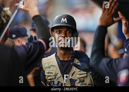 St. Petersburg, FL USA; le Fielder du centre des Twins du Minnesota Michael A. Taylor (2) est félicité dans le dugout après avoir salué dans le huitième repas pendant Banque D'Images