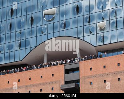 Salle de concert Elbphilharmonie à Hambourg, Allemagne, détail vu de la rivière Elbe. Les nombreuses personnes montrent la taille même de cet immense bâtiment. Banque D'Images