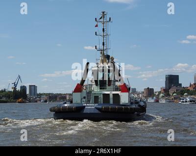 Remorqueur VB Resolut dans le port de Hambourg, en Allemagne, avec la ville en arrière-plan Banque D'Images