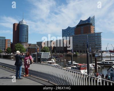 Couple s'appréciant sur un voyage à Hambourg, Allemagne sur la rive de l'Elbe avec le célèbre bâtiment Elbphilharmonie en arrière-plan Banque D'Images