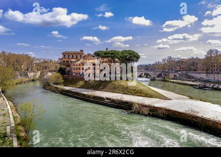 Tiber Island, une île au milieu de la rivière Tiber à Rome, en Italie Banque D'Images