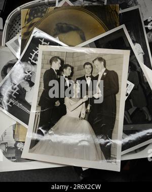 Une sélection de photographies d'époque des 1950s et 1960s à vendre dans un magasin d'antiquités de Bristol, Virginie USA Banque D'Images