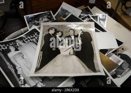 Une sélection de photographies d'époque des 1950s et 1960s à vendre dans un magasin d'antiquités de Bristol, Virginie USA Banque D'Images