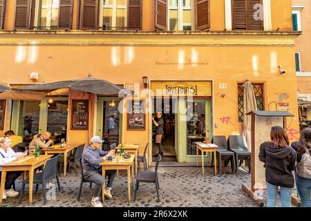 Personnes assises à des tables à l'extérieur de la Taverna 51 à Trastevere, Rome, Italie Banque D'Images