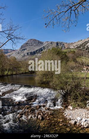 Paysages captivants de la rivière Ason Meandering à travers les montagnes de Cantabria Banque D'Images