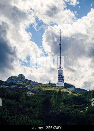 Tour de radio TV sur le sommet de la montagne Dobratsch à Villach, Carinthie, Autriche, pendant l'été, ciel nuageux spectaculaire Banque D'Images
