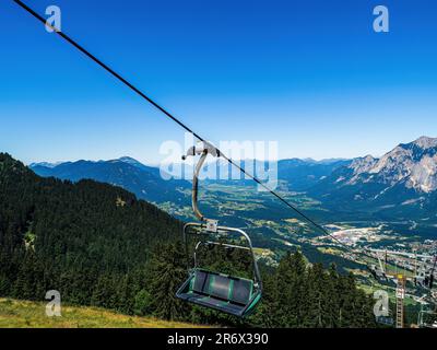 Télésiège télésiège de ski montant vide en Autriche, en Carinthie, pendant l'été Banque D'Images