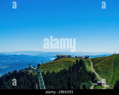 Vue panoramique de Dreilandereck Autriche, Slovénie, Italie, Carinthie, avec téléski télésiège bâtiments tram montagnes bleu ciel clair en été Banque D'Images