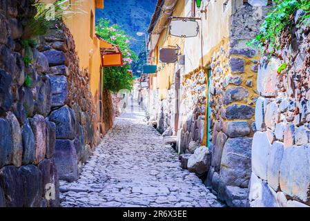 Ollantaytambo, Pérou. Ancienne rue avec maisons traditionnelles fortifiées, entrée aux ruines et terrasses de l'Inca, Vallée Sacrée. Banque D'Images
