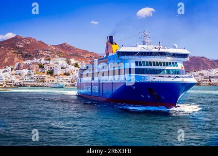 Naxos, Grèce - septembre 2017 : magnifique paquebot grec « Blue Star » amarré au port maritime de la belle île grecque de Naxos. Ferry, transport maritime Banque D'Images