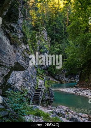 Gorge de montagne Orrido Dello Slizza à Tarvisio, Italie, Friuli avec ruisseau vallée rocheuse canyon pendant l'été Golden hour coucher de soleil Banque D'Images