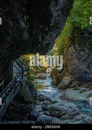 Gorge de montagne Orrido Dello Slizza à Tarvisio, Italie, Friuli avec ruisseau vallée rocheuse canyon pendant l'été Golden hour coucher de soleil Banque D'Images