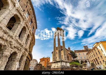 Temples d'Apollon Sosiano et Bellona à côté du Théâtre de Marcellus et du Porticus Octaviae, à Rome, en Italie Banque D'Images