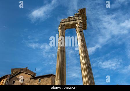 Les ruines d'Apollon Sosiano et Bellona à côté du Théâtre de Marcellus et du Porticus Octaviae, à Rome, en Italie Banque D'Images