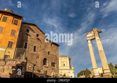 Temples d'Apollon Sosiano et Bellona à côté du Théâtre de Marcellus et du Porticus Octaviae, à Rome, en Italie Banque D'Images