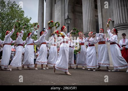Londres, Royaume-Uni. 11th juin 2023. Mars annuel de la fête ukrainienne de Vyshyvanka. Prolisok Ukrainian Dance ensemble, basé à Londres, se produit près de Wellington Arch. Vyshyvanka est la robe traditionnelle brodée qui démontre l'adhésion à l'idée d'identité nationale, d'unité et de patriotisme fier. Credit: Guy Corbishley/Alamy Live News Banque D'Images