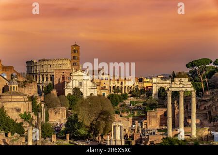 Vue sur le Forum en direction du Colisée à Rome, Italie Banque D'Images