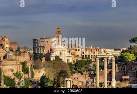 Vue sur le Forum en direction du Colisée à Rome, Italie Banque D'Images