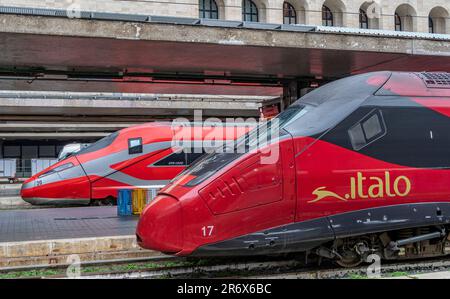 An Italo Evo et Tranitalia Frecciarossa 1000 trains à grande vitesse côte à côte à Roma Termini Rome, Italie Banque D'Images