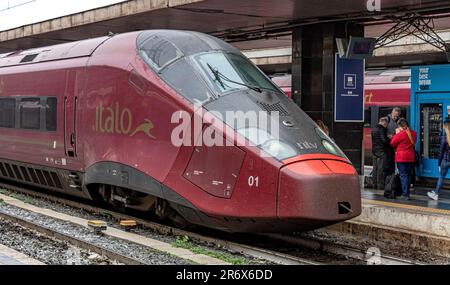 Un train à grande vitesse italien AGV575 numéro 01 à Roma Termini, Rome, Italie Banque D'Images