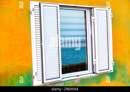 Fenêtre avec reflet de la mer . Fenêtre ouverte avec vue sur la mer Banque D'Images