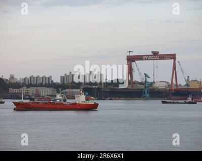 Port industriel d'Ulsan, en Corée du Sud, dominé par Hyundai Heavy Industries, avec les grues imposantes de l'industrie de la construction navale. Banque D'Images