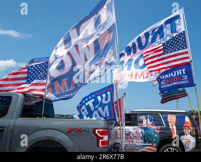 Palm Beach, États-Unis. 11th juin 2023. Les partisans de l'ancien président Donald Trump tiennent un rassemblement avant la comparution de Trump devant la Cour fédérale de Miami, affichant des panneaux et des drapeaux en face de Mar-a-Lago à Palm Beach, en Floride, dimanche, 11 juin 2023. Trump sera devant la cour fédérale mardi, 13 juin 2023, pour répondre à un inculpation de 37 personnes accusant celui-ci de se méprendre des secrets gouvernementaux sensibles. Photo de Gary I Rothstein/UPI crédit: UPI/Alay Live News Banque D'Images