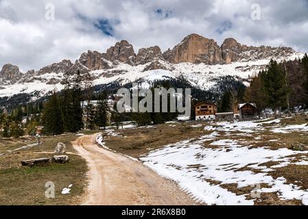 Le parc naturel Sciliar-Rosengarten a été fondé en 1974 et est donc le plus ancien parc naturel du Tyrol du Sud. Banque D'Images