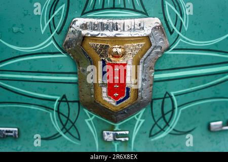 L'emblème de la voiture pleine grandeur Mercury Monterey Sun Valley en gouttes de pluie. Gros plan. Fête de la course 2023. Ouverture de saison. Banque D'Images