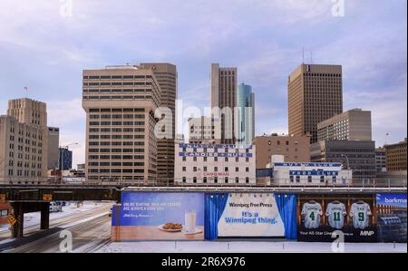 Winnipeg, Manitoba, Canada - 11 18 2014 : vue d'hiver sur le centre-ville de Winnipeg depuis l'avenue Pioneer avec des édifices modernes en hauteur qui surpassent l'historique Banque D'Images