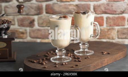 Café glacé dans des pots de verre sur la table. Banque D'Images