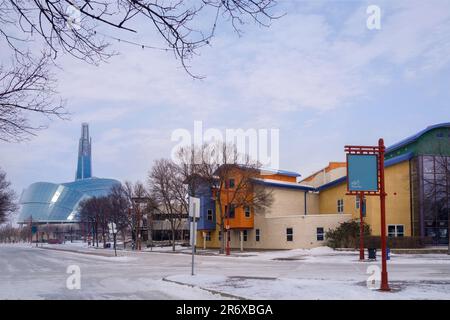 Winnipeg, Manitoba, Canada - 11 18 2014 : vue d'hiver le long d'Israël Asper Way à la fourche avec Manitoba Theatre for Young People en premier plan et Banque D'Images