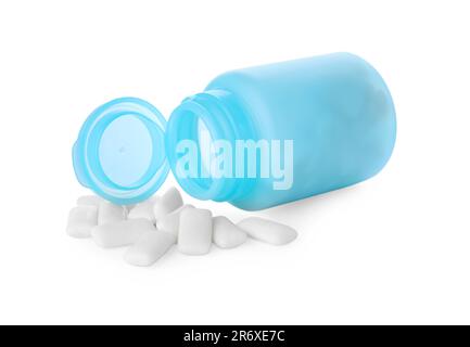 Bol bleu clair avec gommes à mâcher sur fond blanc Banque D'Images