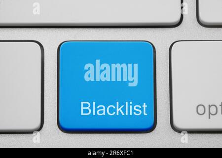 Bouton bleu avec le mot Blacklist sur le clavier de l'ordinateur, gros plan Banque D'Images