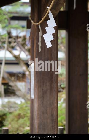 Shide sur Shimenawa dans un Shinto Shinto Shrine japonais à Takayama, Hida, Gifu, Japon. Banque D'Images