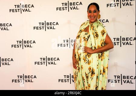 Tracee Ellis Ross arrive à la première de Cold Copy au Tribeca film Festival 2023, posant avec son père Robert Ellis Silberstein et Roxine Helberg Banque D'Images