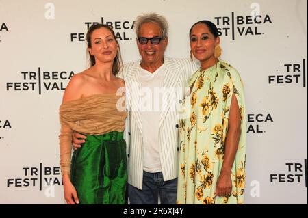 Tracee Ellis Ross arrive à la première de Cold Copy au Tribeca film Festival 2023, posant avec son père Robert Ellis Silberstein et Roxine Helberg Banque D'Images