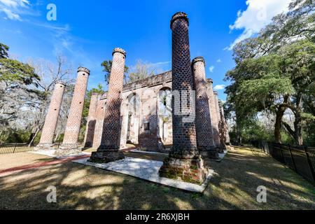 Ruines de l'ancienne église de Sheldon sur un site historique dans le nord du comté de Beaufort près de Yemassee, Caroline du Sud la nuit. Banque D'Images