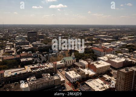 Vue aérienne de la ville de Savannah en Géorgie et de ses gratte-ciel. Banque D'Images