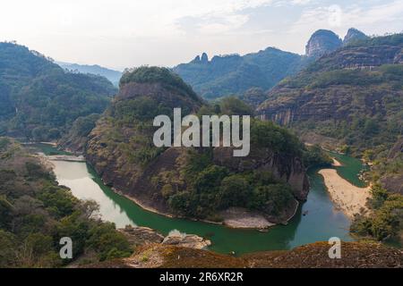 Vue rapprochée de la rivière à neuf courbes et de radeaux de bambou depuis le sommet de la montagne dans les montagnes Wuyi, en Chine. Heure du coucher du soleil Banque D'Images