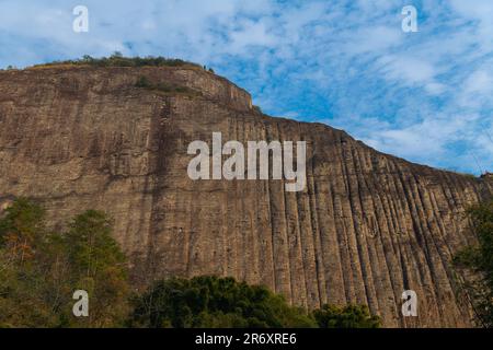 Gros plan sur les formations rocheuses bordant la rivière Nine Bend ou Jiuxi à Wuyishan ou le Mont wuyi région pittoresque à Wuyi Chine dans la province de fujian, coucher de soleil ciel avec Banque D'Images