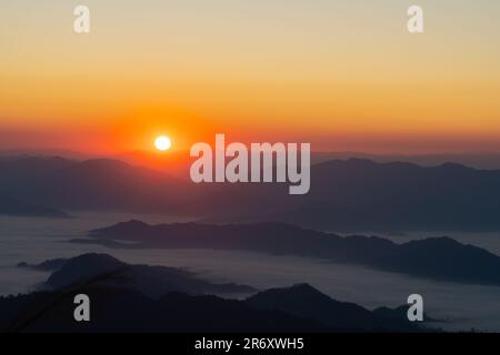 Belle vue du ciel de lever du soleil à Phu Chi Fa à Chiangrai, Thaïlande Banque D'Images