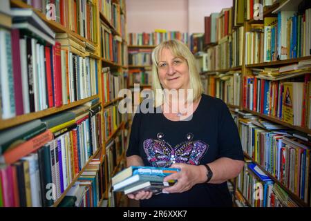 PRODUCTION - 25 mai 2023, Saxe-Anhalt, Mühlbeck: Myriam Gödicke trie un livre dans une librairie de son antiquaire. L'Antiquariat Gödicke Alte Schule compte plus de 200 000 livres triés dans 35 domaines. Les fans de littérature, les addicts de livre et les bookworms sont attirés par le premier village de livre d'Allemagne - mais les antiquaires n'ont pas de successeurs en vue 26 ans après sa fondation. (À dpa-Korr 'la magie entre les couvertures de livre - le village de livre cherche le successeur') photo: Klaus-Dietmar Gabbert/dpa Banque D'Images