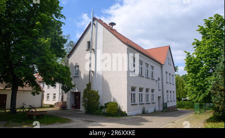 PRODUCTION - 25 mai 2023, Saxe-Anhalt, Mühlbeck: L'Antiquariat Gödicke Alte Schule. Le bâtiment était une école jusqu'en 1994. Aujourd'hui, il abrite une librairie d'antiquaires avec plus de 200 000 livres, répartis en 35 domaines. Les fans de littérature, les addicts de livre et les bookworms sont attirés par le premier village de livre d'Allemagne - mais les antiquaires n'ont pas de successeurs en vue 26 ans après sa fondation. (À dpa-Korr 'la magie entre les couvertures de livre - le village de livre cherche le successeur') photo: Klaus-Dietmar Gabbert/dpa Banque D'Images