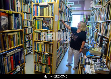 PRODUCTION - 25 mai 2023, Saxe-Anhalt, Mühlbeck: Myriam Gödicke trie un livre dans une librairie de son antiquaire. L'Antiquariat Gödicke Alte Schule compte plus de 200 000 livres triés dans 35 domaines. Les fans de littérature, les addicts de livre et les bookworms sont attirés par le premier village de livre d'Allemagne - mais les antiquaires n'ont pas de successeurs en vue 26 ans après sa fondation. (À dpa-Korr 'la magie entre les couvertures de livre - le village de livre cherche le successeur') photo: Klaus-Dietmar Gabbert/dpa Banque D'Images